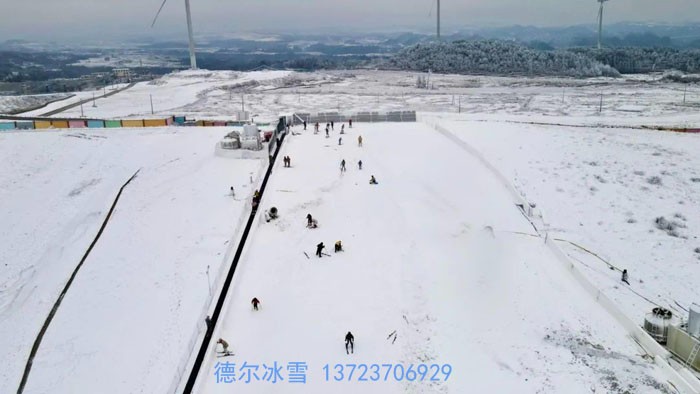德爾冰雪-龍里油畫大草原滑雪場